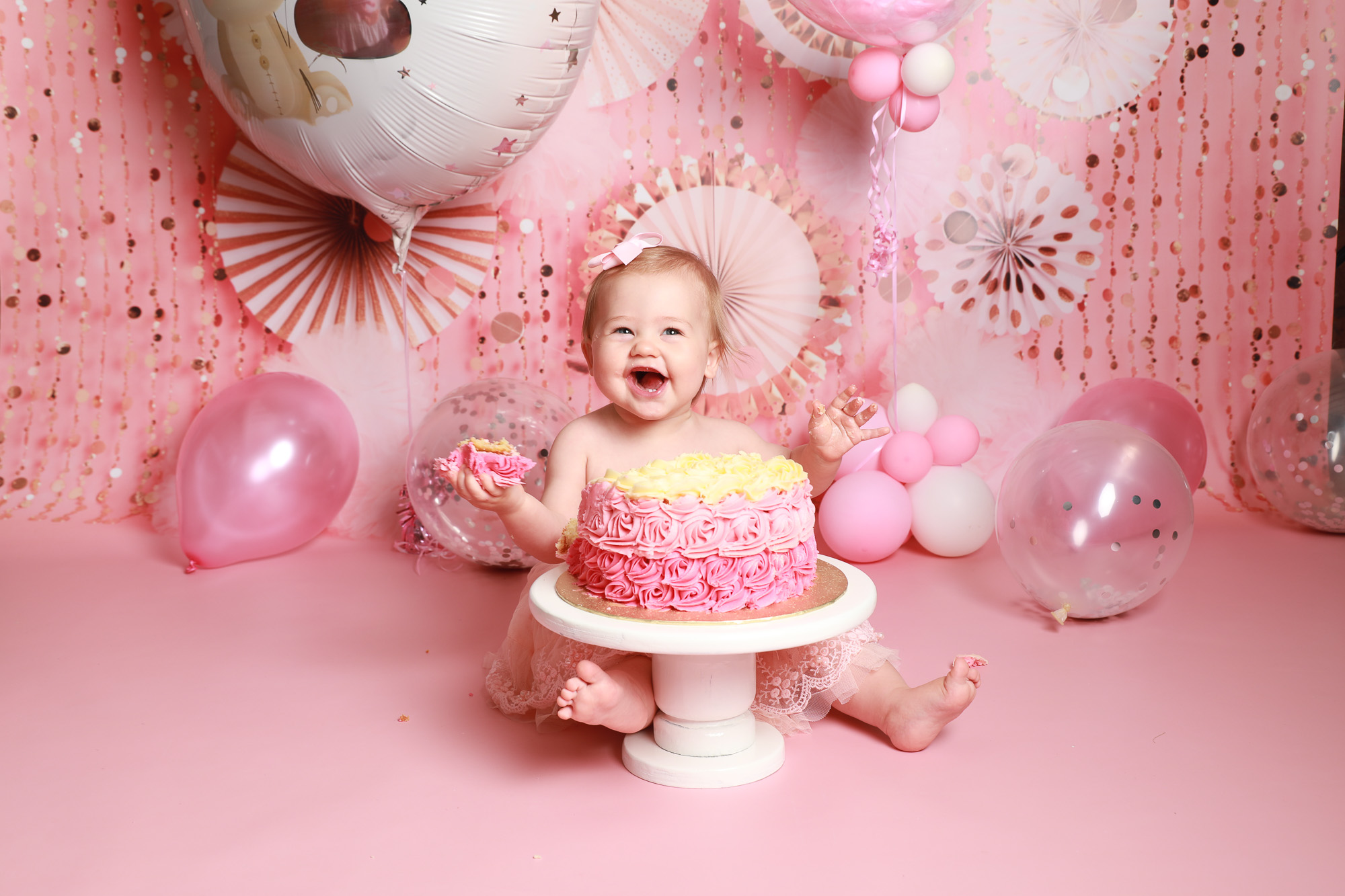 little girl cake smash first birthday photoshoot