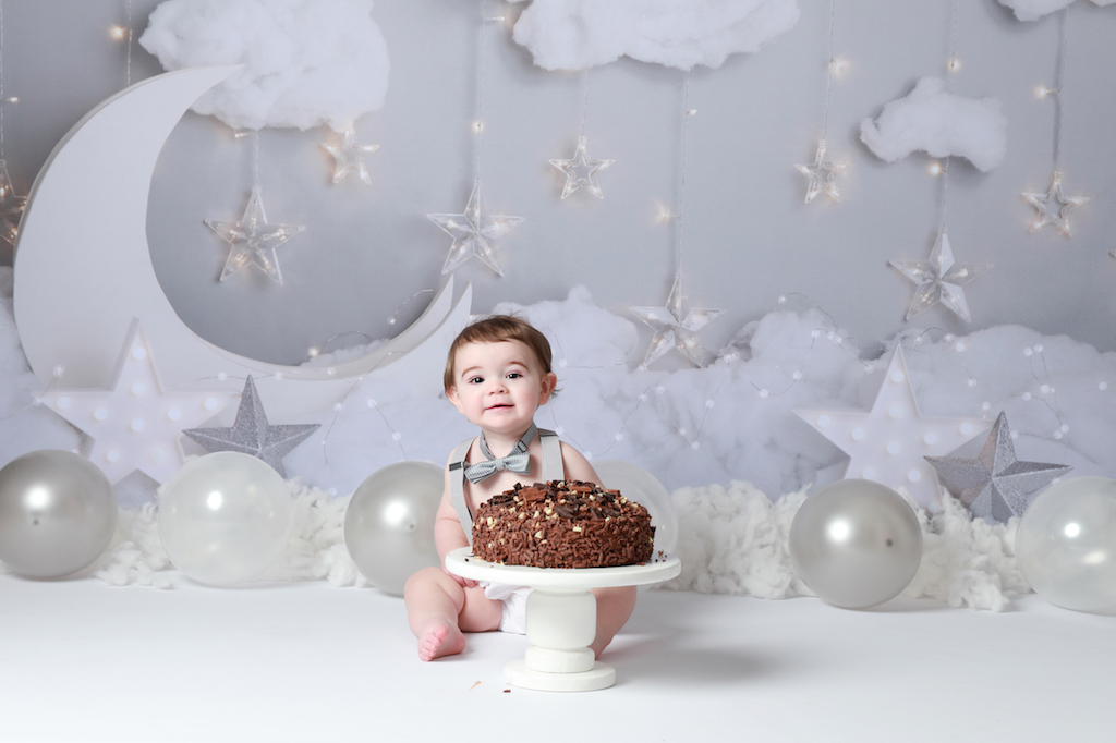 little girl cake smash first birthday photoshoot